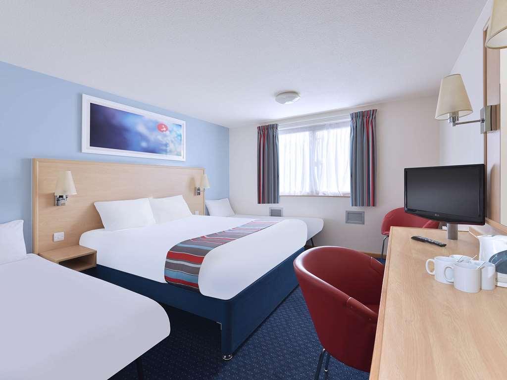 Travelodge Leeds Colton Гарфорт Номер фото