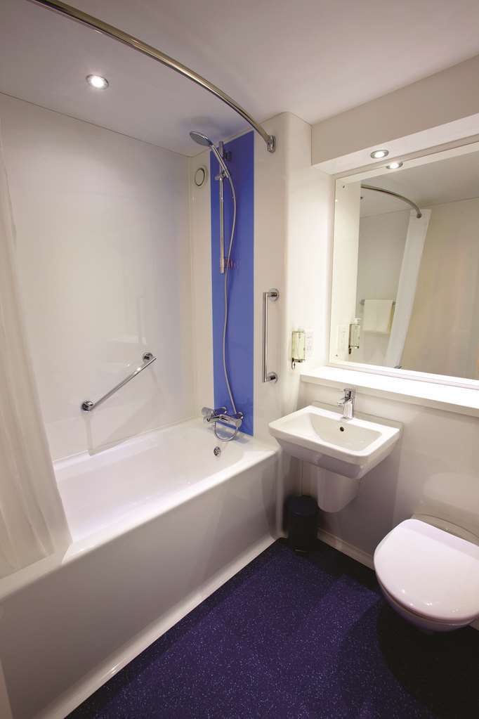 Travelodge Leeds Colton Гарфорт Номер фото